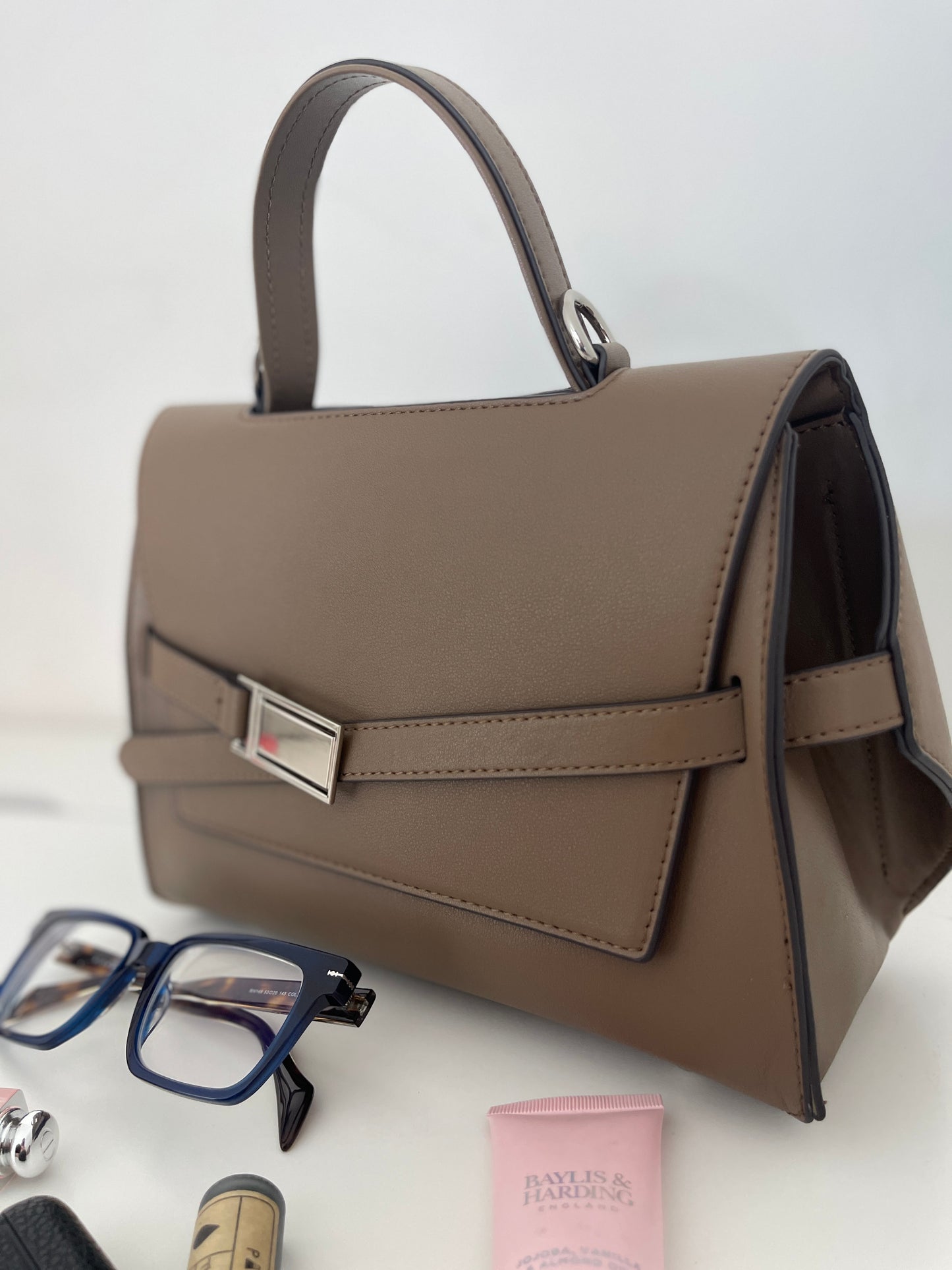 NIKOLÉ 'ANNA'  Leather Bag – The Classic in Taupe