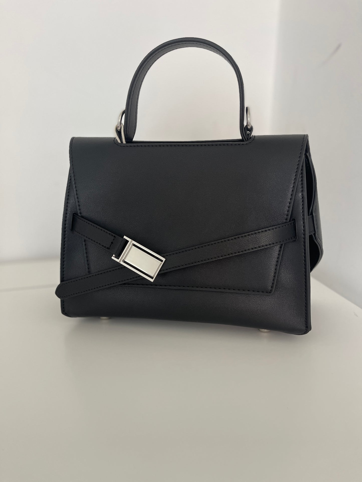 NIKOLÉ 'ANNA'  Leather Bag – The Classic in Black