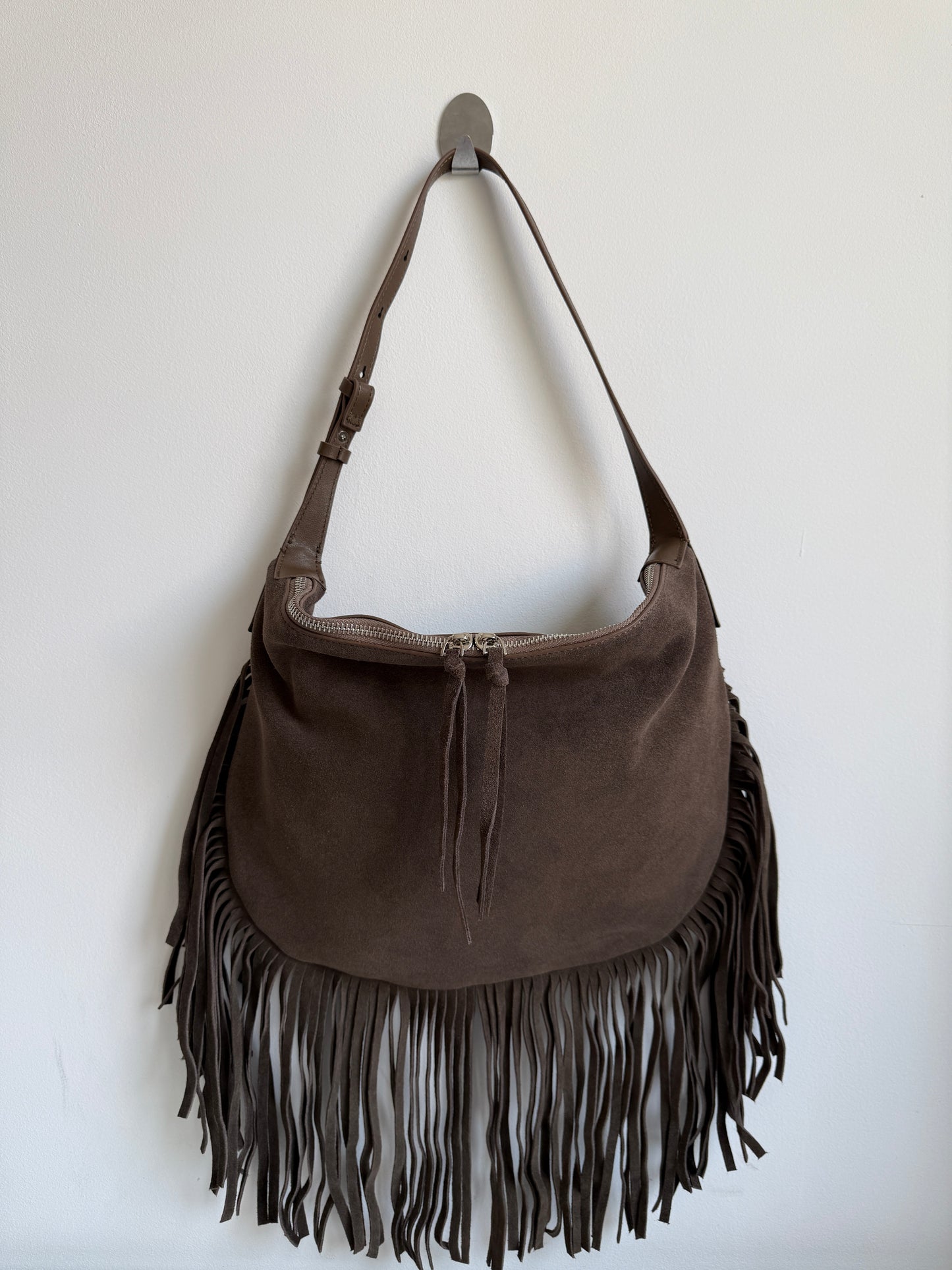 NIKOLÉ  JANE  – Taupe Suede Fringe Shoulder Bag | Western Chic