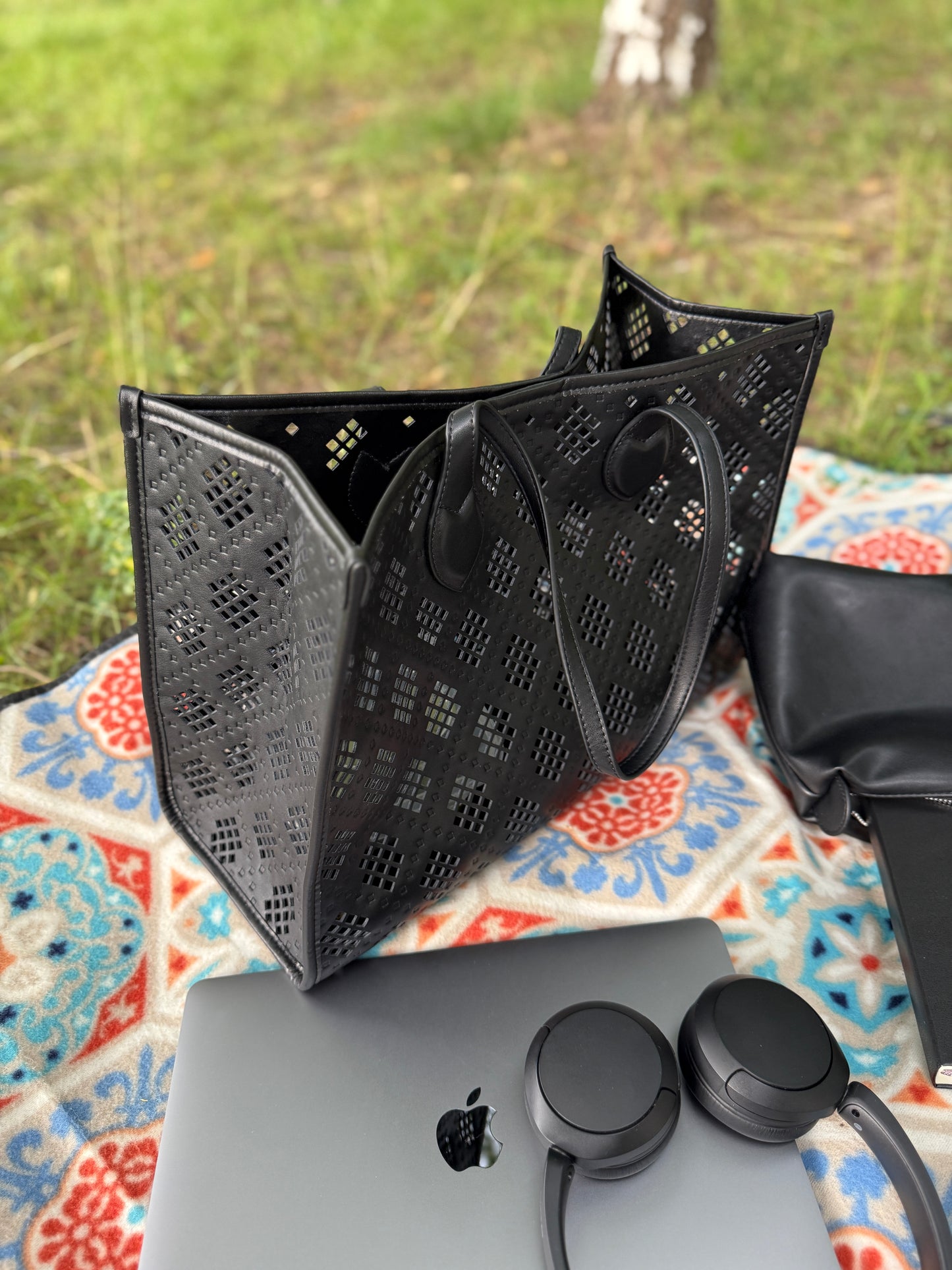Large Leather Tote Bag with Cosmetic Pouch – Black | NIKOLÈ