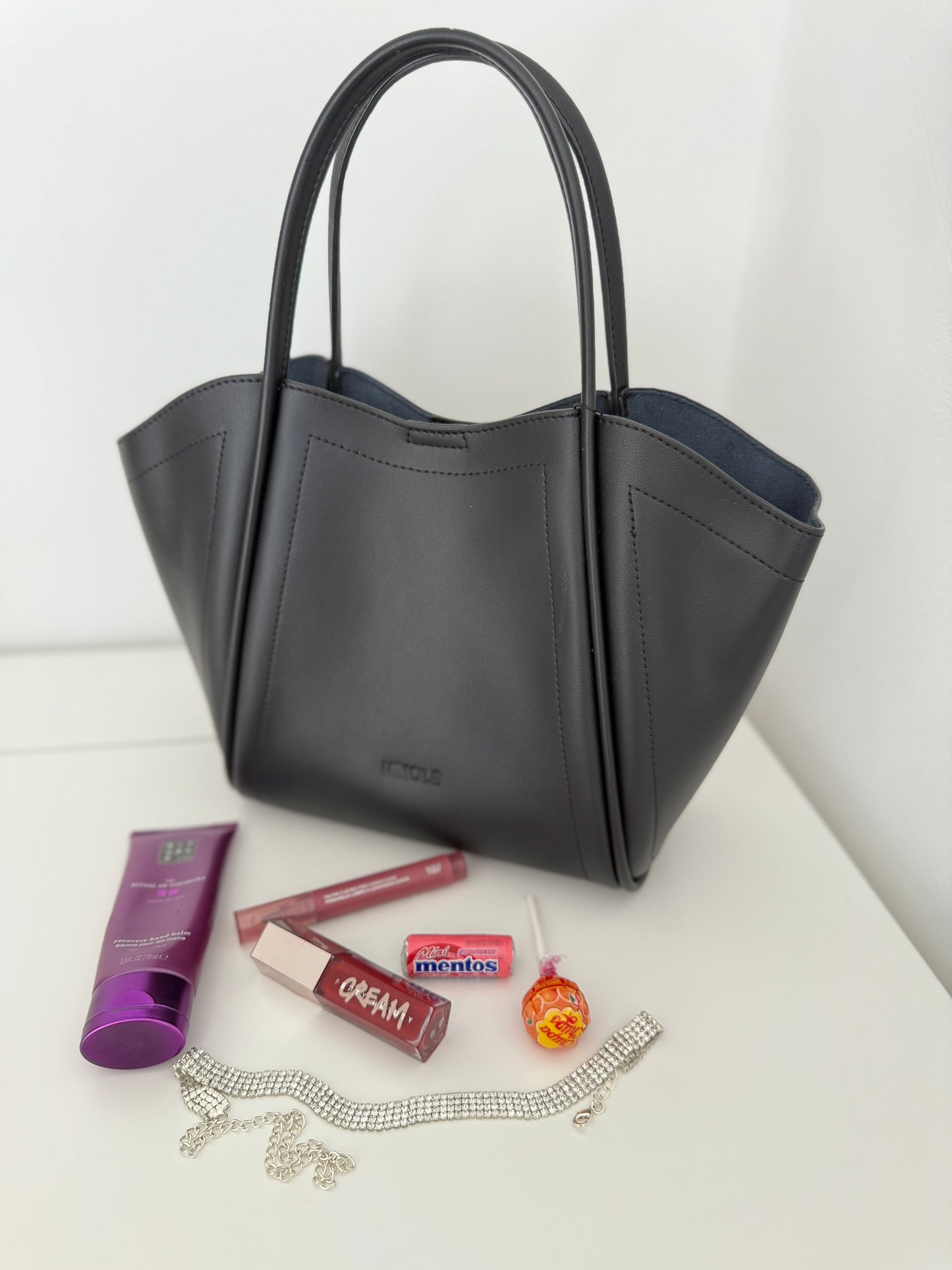 NIKOLÉ Leather Bag – The Classic in Black