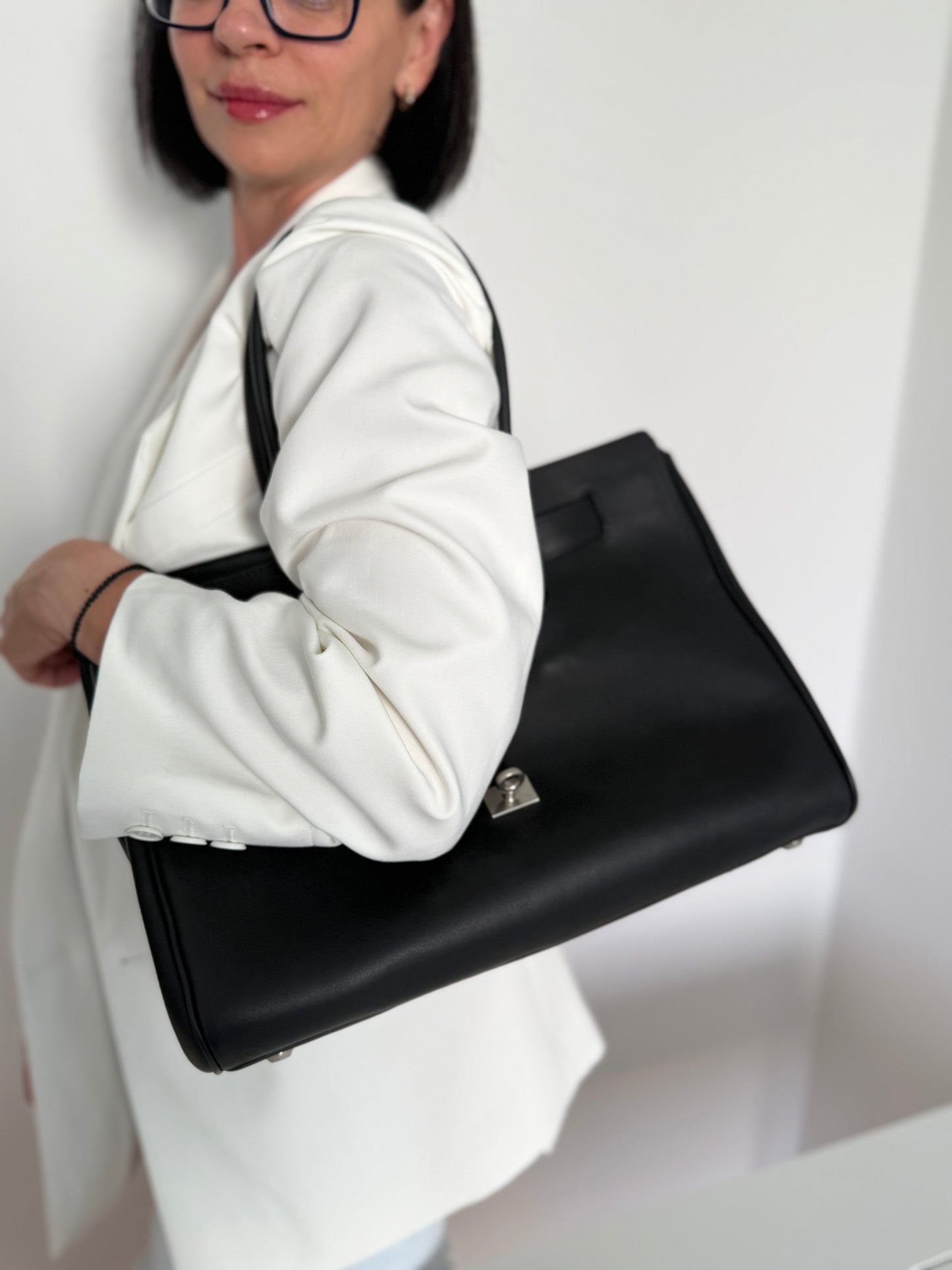 NIKOLÈ Icon Tote – Black Leather Work Bag | Elegant Structured Tote