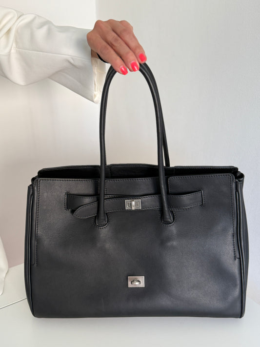 NIKOLÈ Icon Tote – Black Leather Work Bag | Elegant Structured Tote