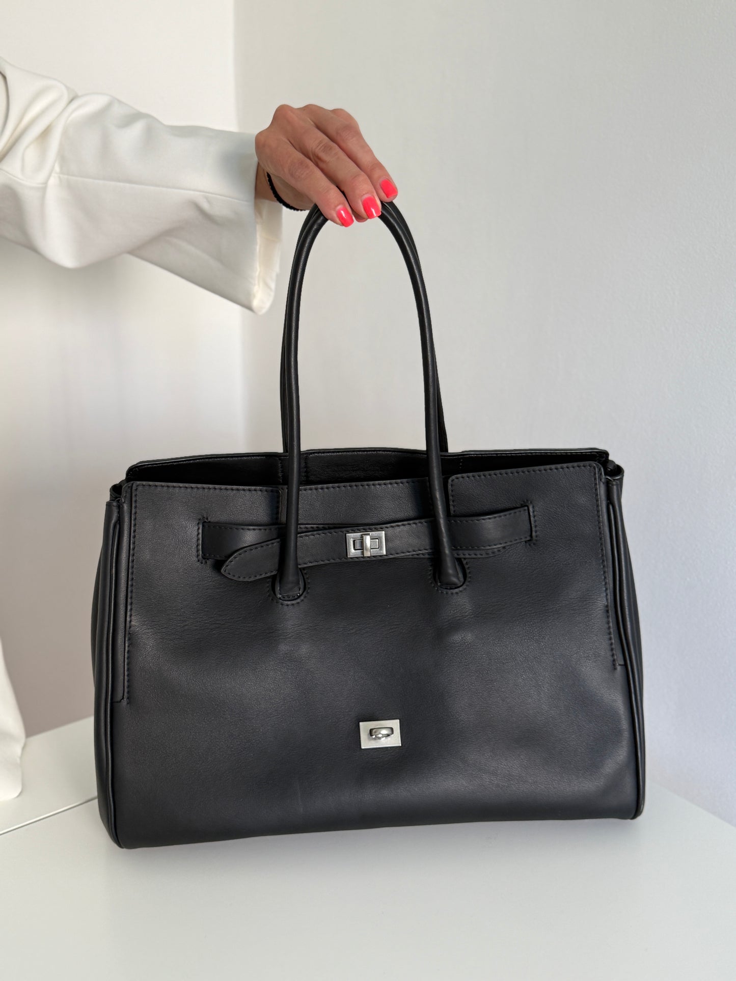 NIKOLÈ Icon Tote – Black Leather Work Bag | Elegant Structured Tote