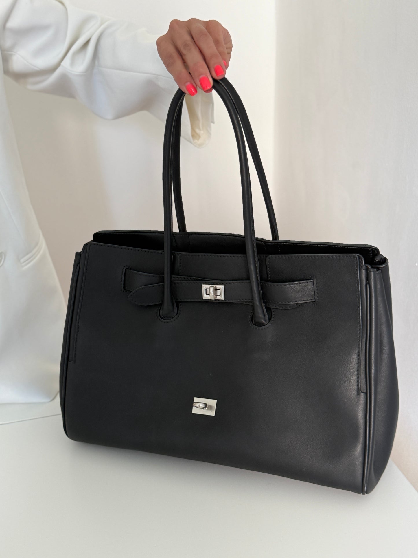 NIKOLÈ Icon Tote – Black Leather Work Bag | Elegant Structured Tote
