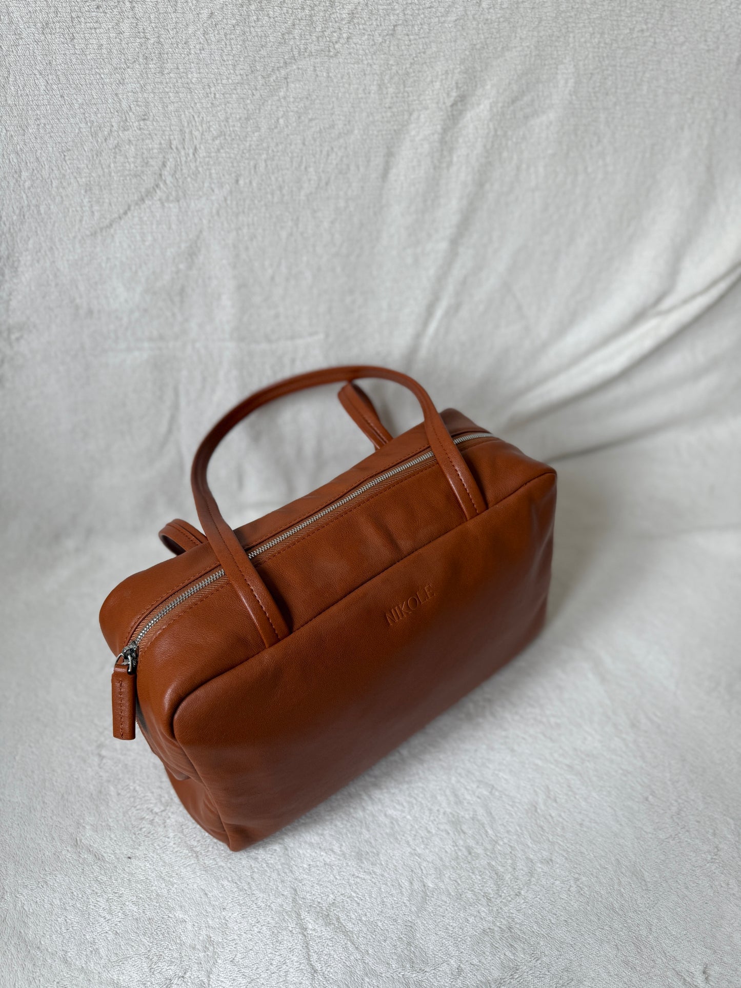NIKOLÉ Leather Bag – Elegance in Caramel Brown
