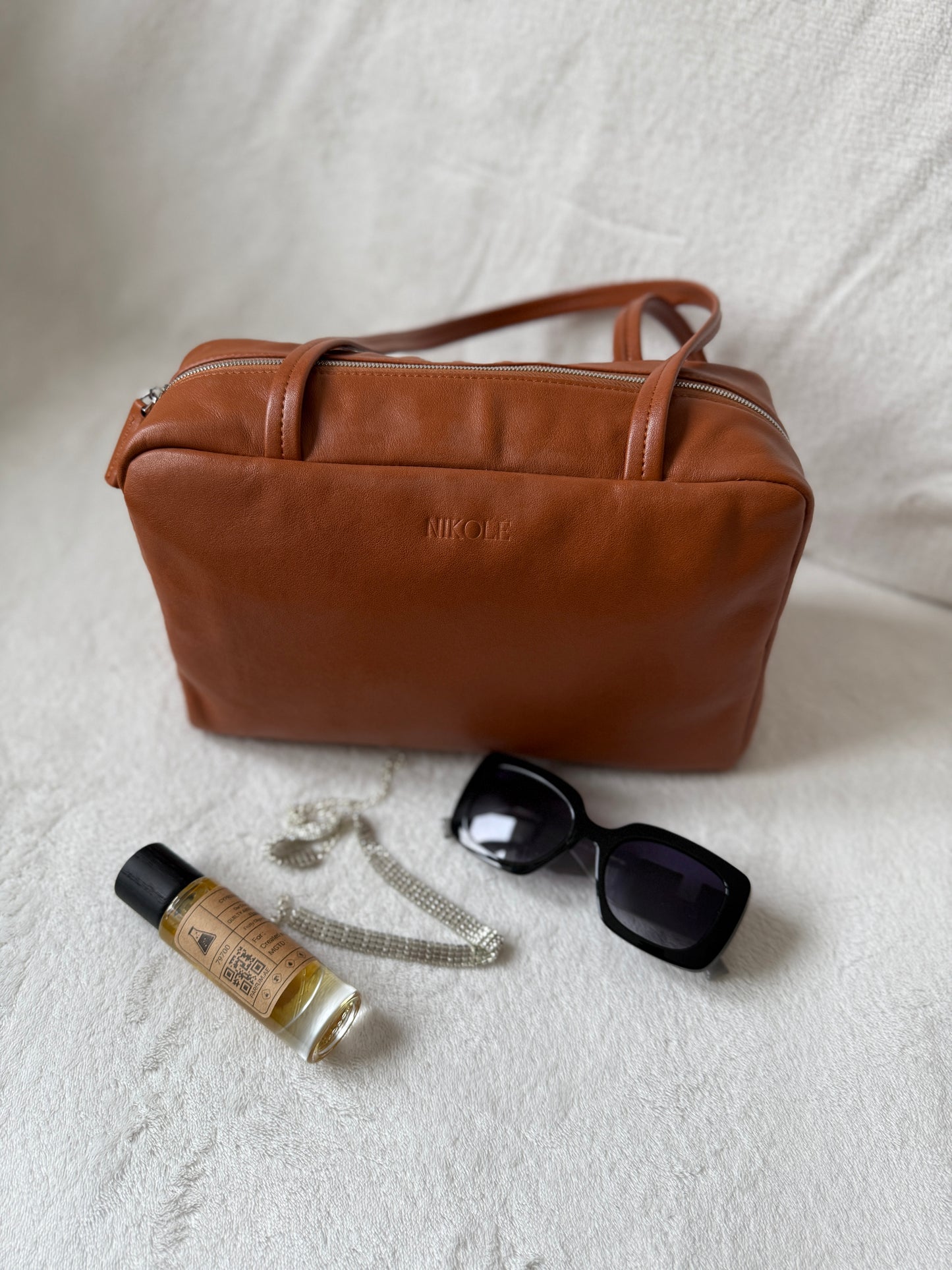 NIKOLÉ Leather Bag – Elegance in Caramel Brown