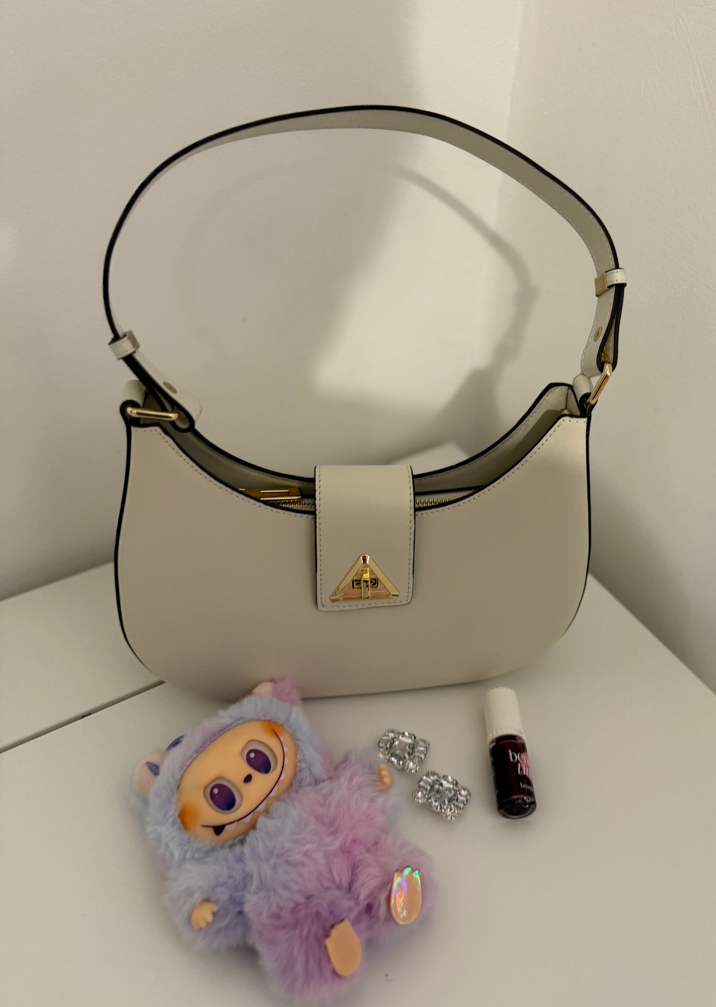 NOA Leather Shoulder Bag – Timeless Elegance for Every Day