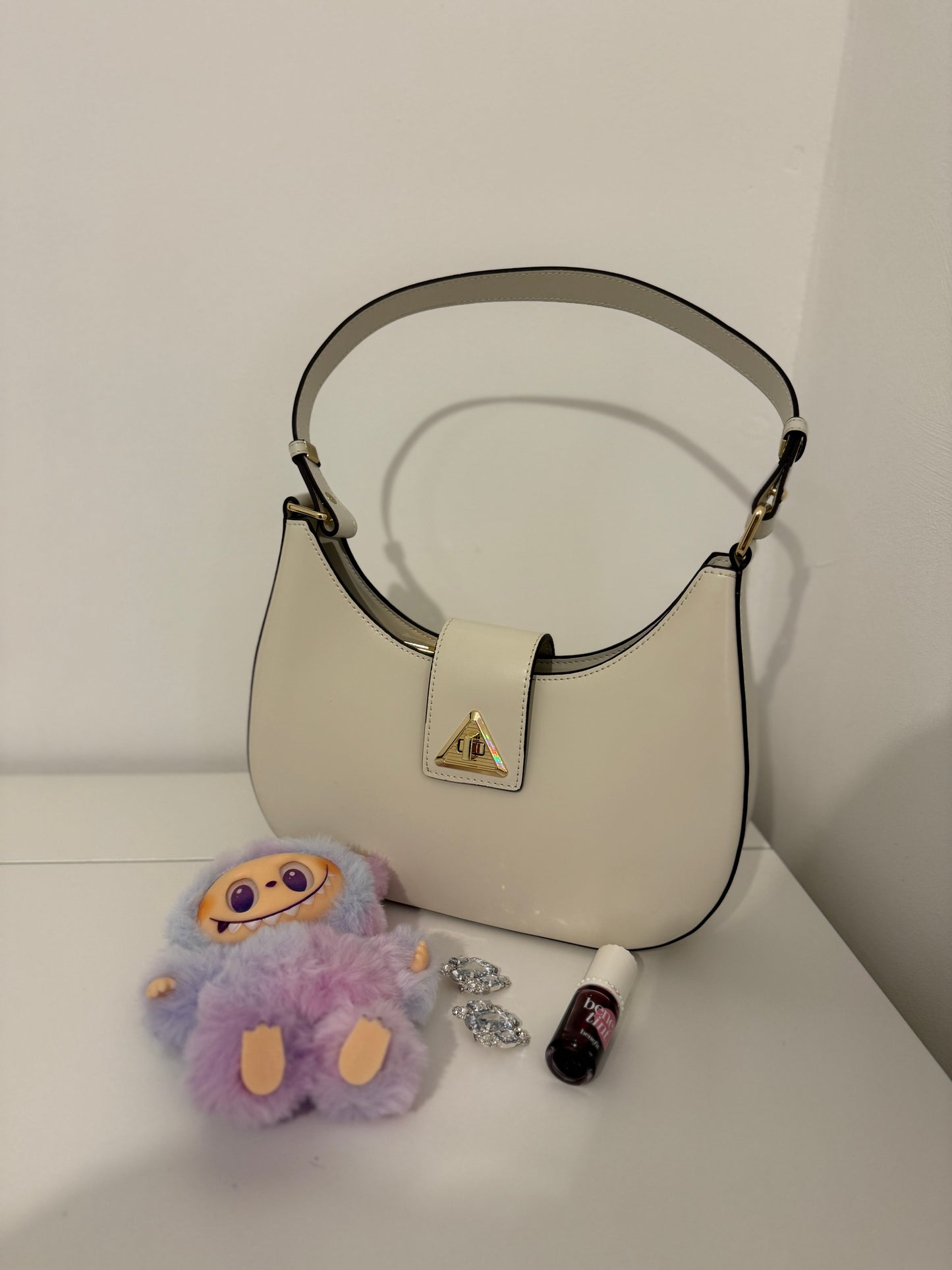 NOA Leather Shoulder Bag – Timeless Elegance for Every Day