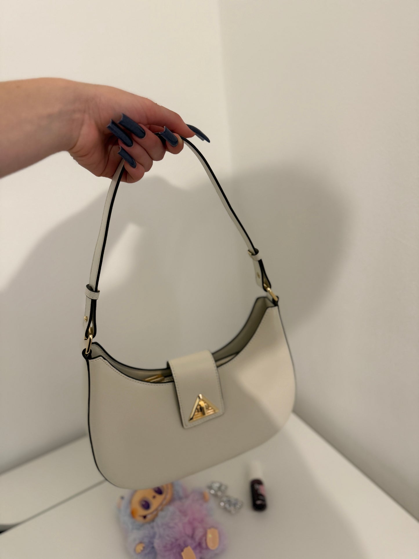NOA Leather Shoulder Bag – Timeless Elegance for Every Day