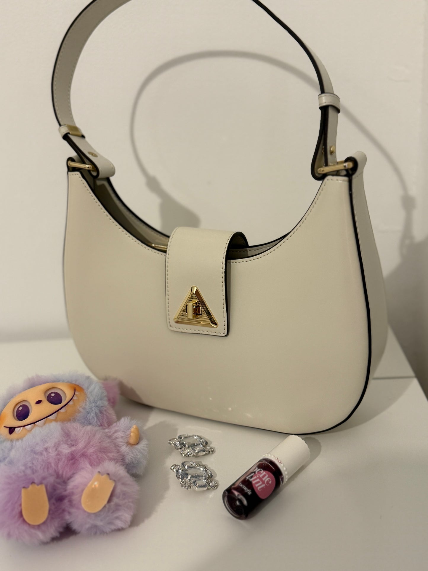 NOA Leather Shoulder Bag – Timeless Elegance for Every Day