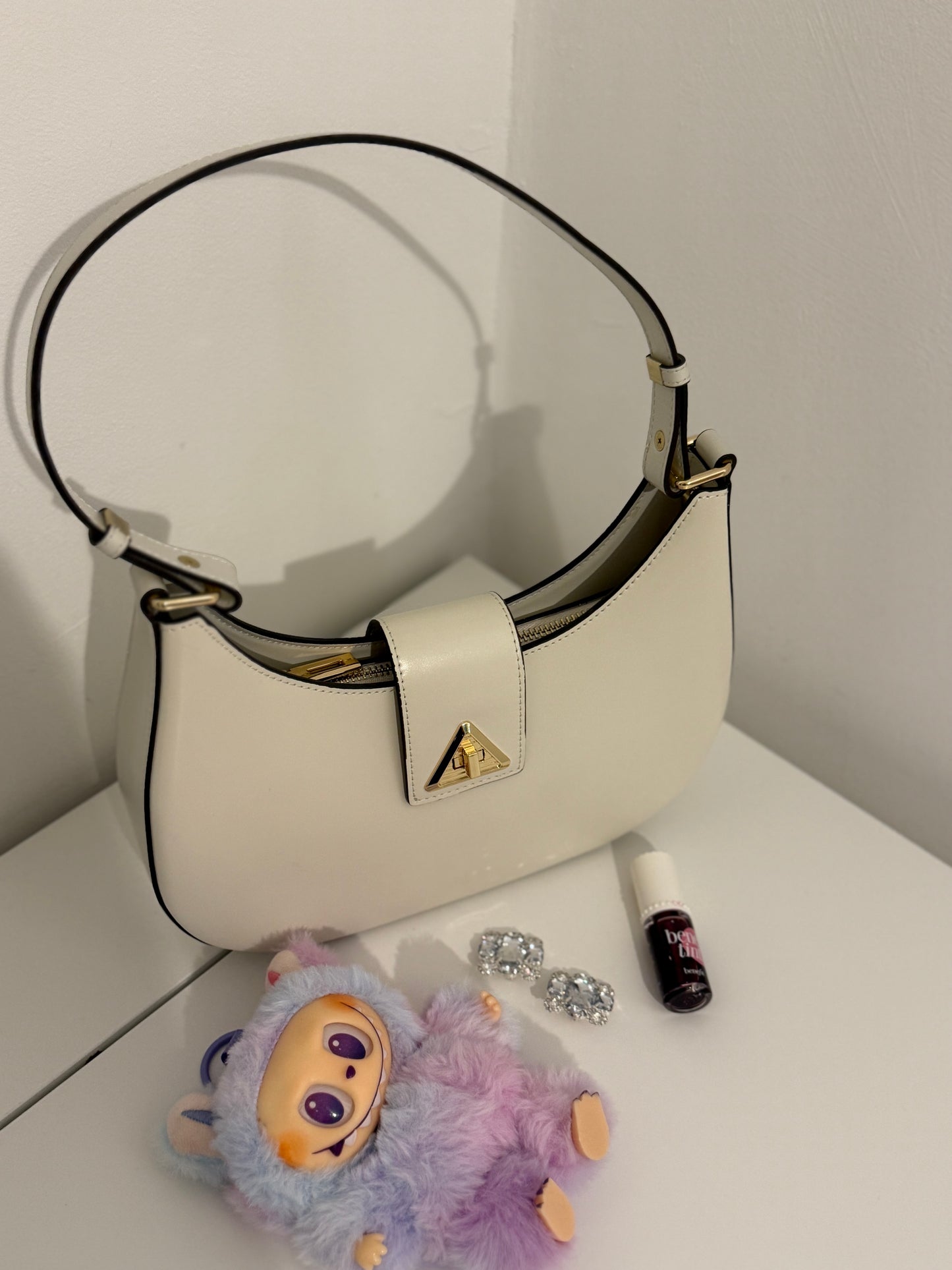 NOA Leather Shoulder Bag – Timeless Elegance for Every Day