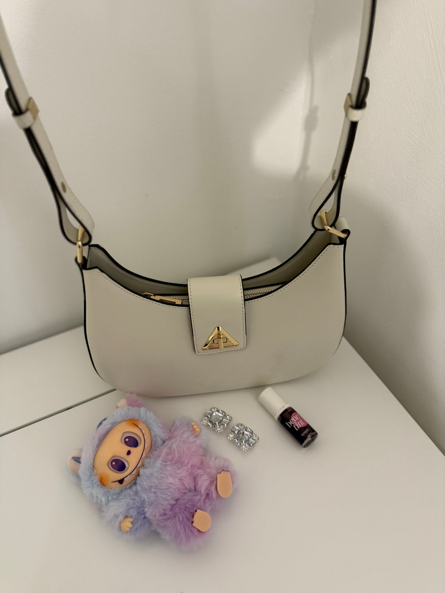 NOA Leather Shoulder Bag – Timeless Elegance for Every Day