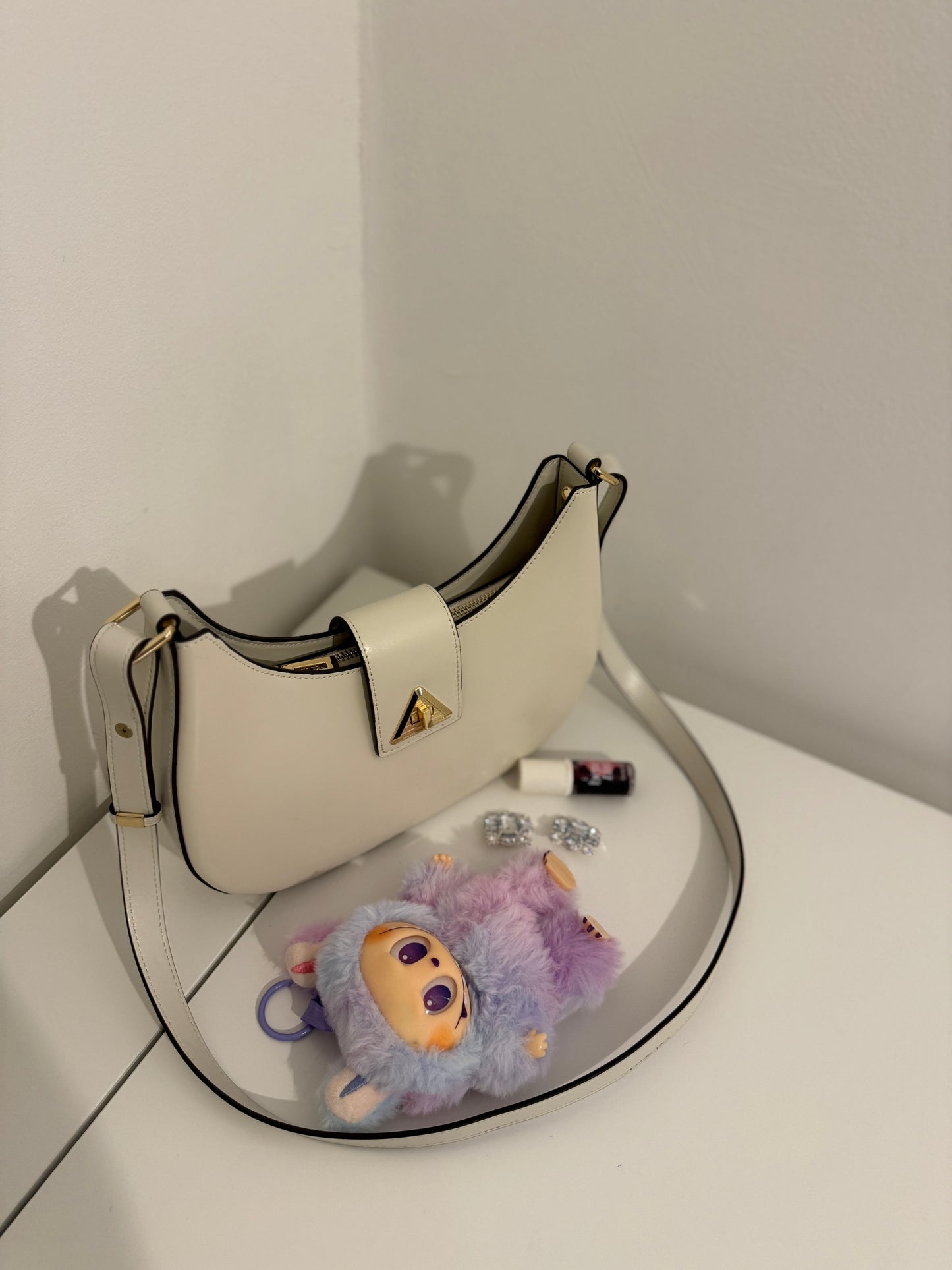 NOA Leather Shoulder Bag – Timeless Elegance for Every Day
