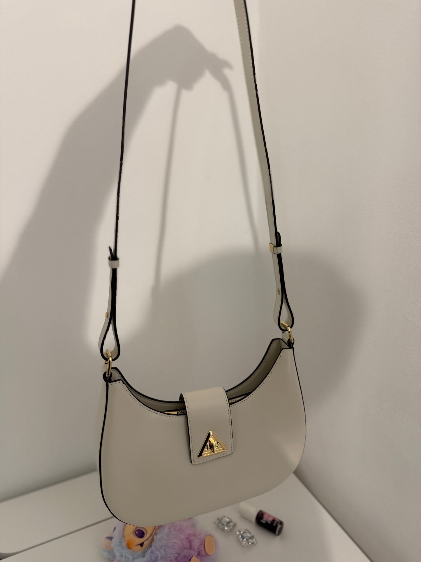 NOA Leather Shoulder Bag – Timeless Elegance for Every Day