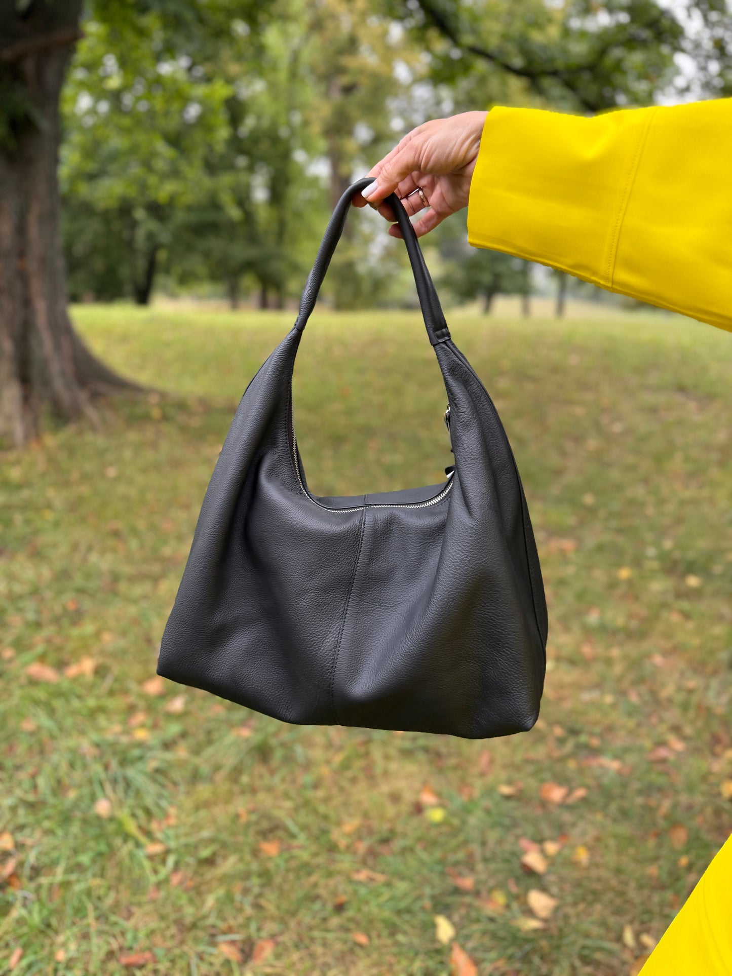 Skórzana torebka na ramię z podszewką – elegancka na co dzień