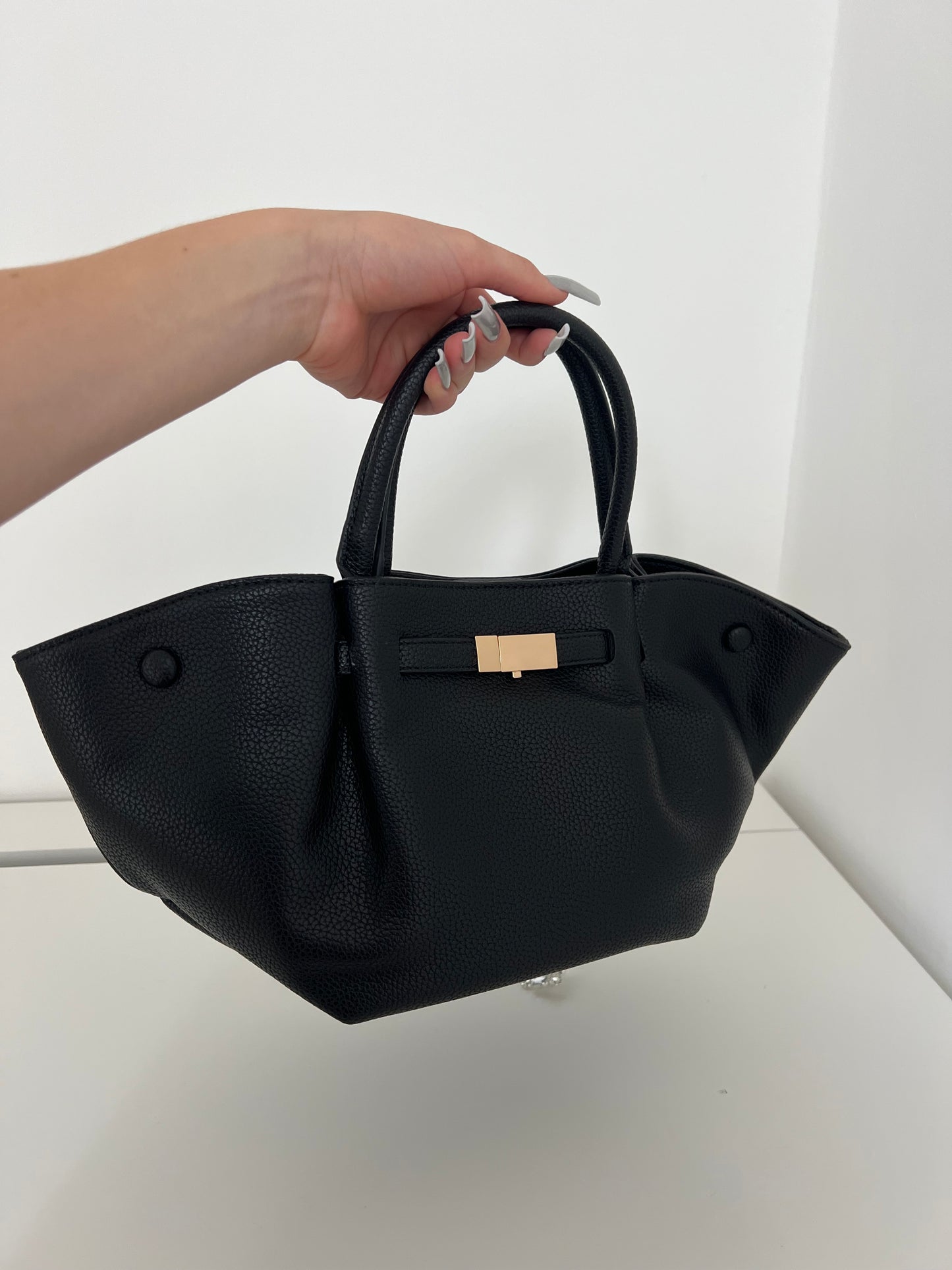 NIKOLÉ Leather Bag – The Classic in Black