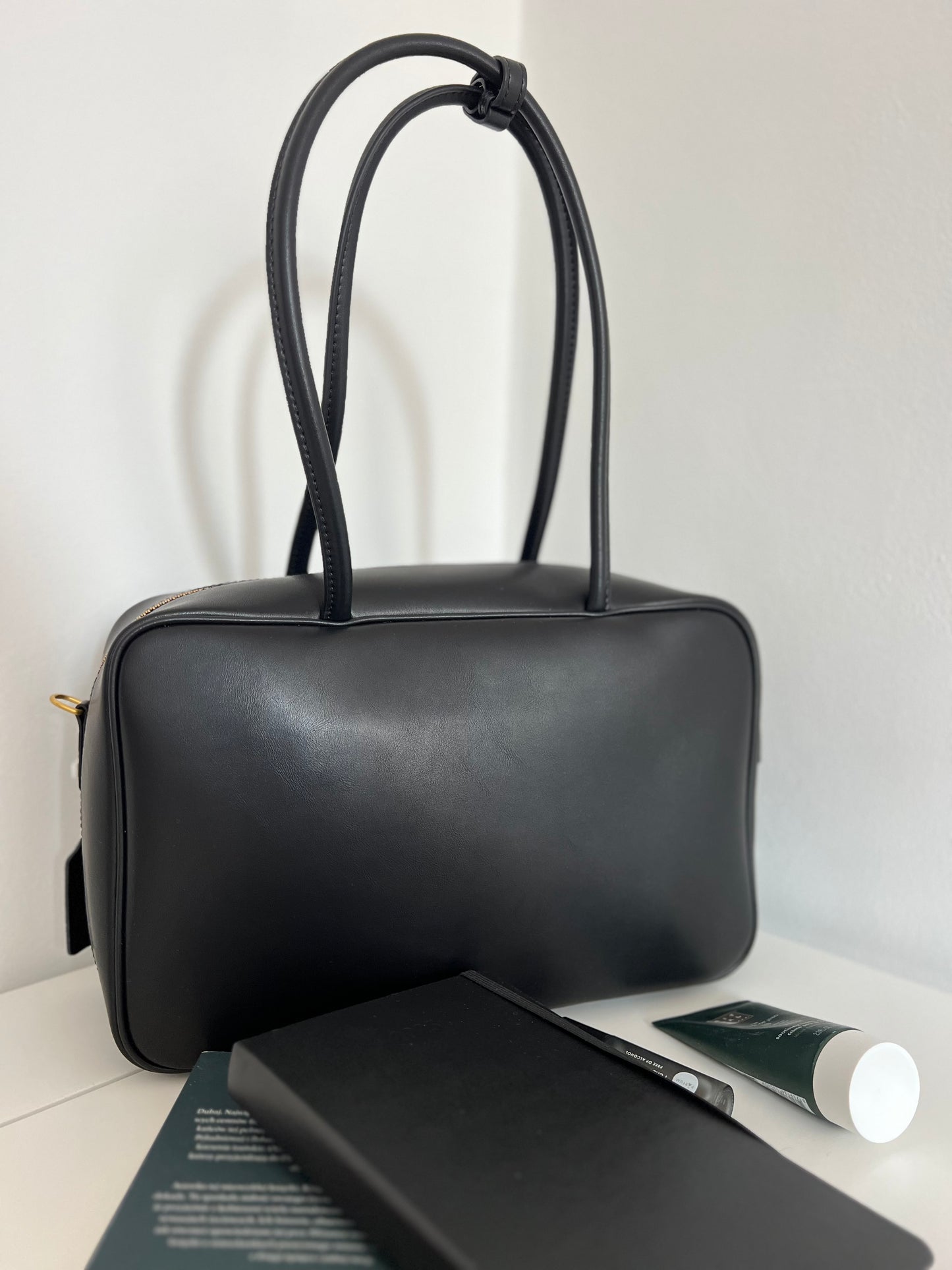 NIKOLÉ Leather Bag – Elegance in Black