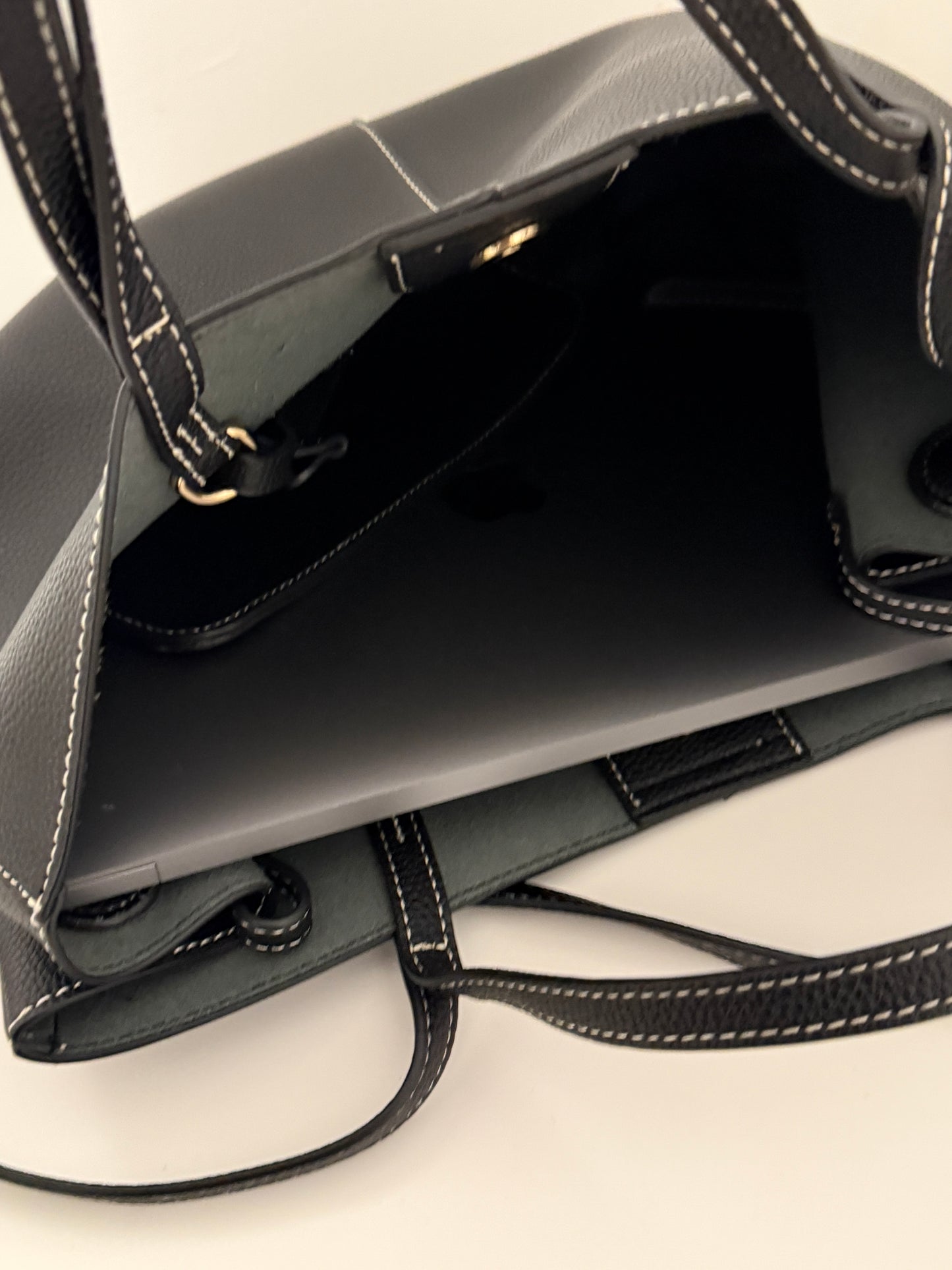 NIKOLÉ Leather Bag – The Classic in Black