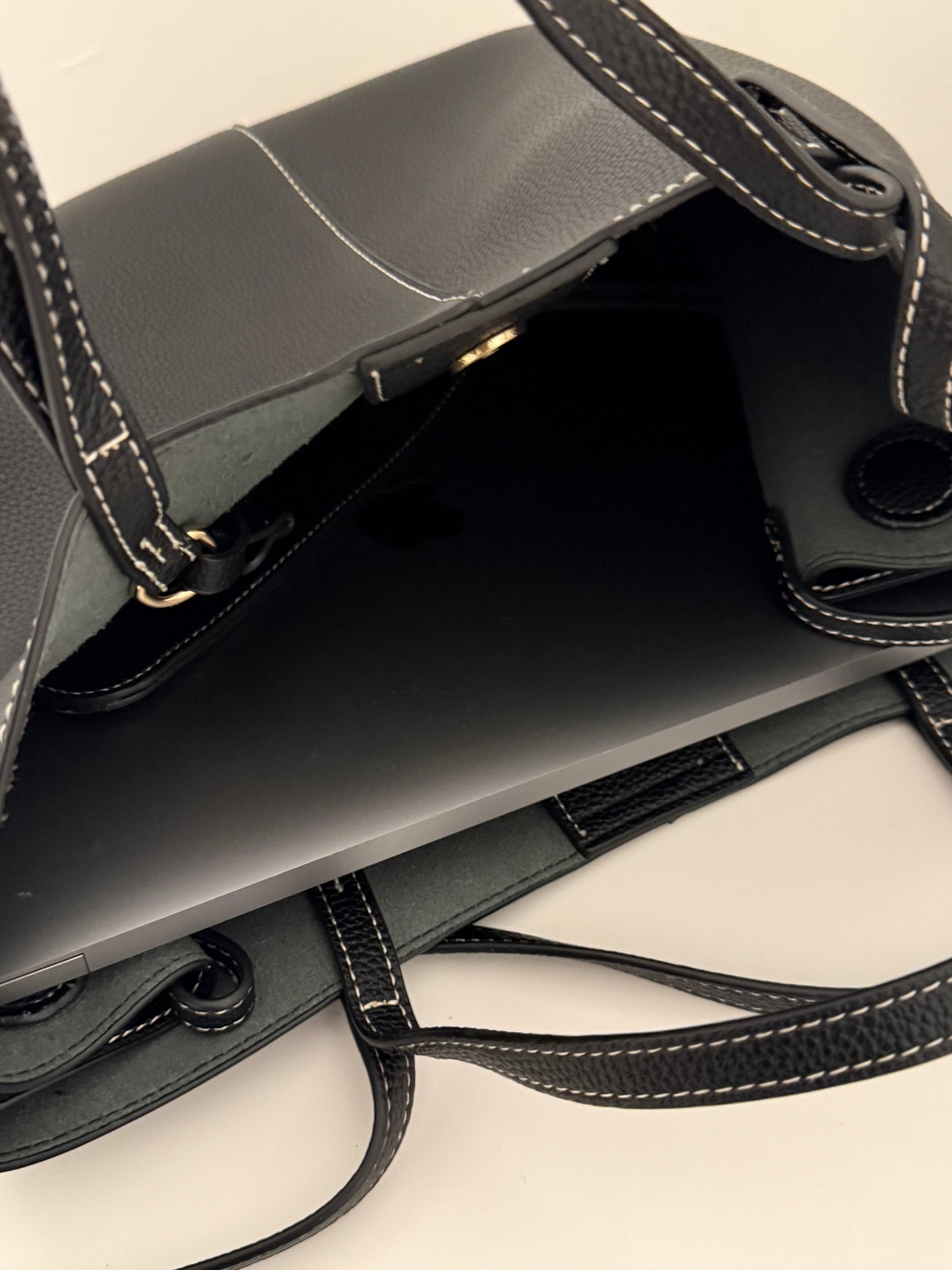 NIKOLÉ Leather Bag – The Classic in Black
